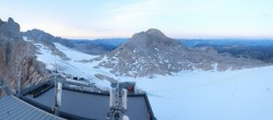 Archived image Panoramic webcam view at the Dachstein Glacier 15:00