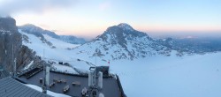 Archiv Foto Webcam Dachstein Gletscher: Panoramablick von der Bergstation 19:00