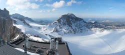 Archiv Foto Webcam Dachstein Gletscher: Panoramablick von der Bergstation 17:00