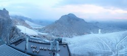 Archiv Foto Webcam Dachstein Gletscher: Panoramablick von der Bergstation 05:00