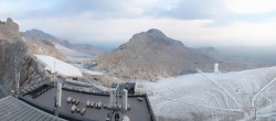 Archiv Foto Webcam Dachstein Gletscher: Panoramablick von der Bergstation 06:00
