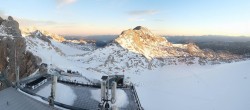 Archiv Foto Webcam Dachstein Gletscher: Panoramablick von der Bergstation 06:00