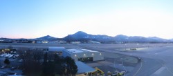 Archiv Foto Webcam Flughafen Salzburg 01:00