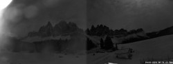 Archived image Webcam Mountain Hut Geisleralm - View to Geislerspitzen 23:00