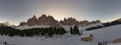 Archived image Webcam Mountain Hut Geisleralm - View to Geislerspitzen 09:00