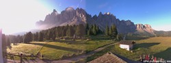 Archived image Webcam Mountain Hut Geisleralm - View to Geislerspitzen 05:00