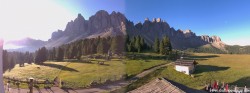 Archived image Webcam Mountain Hut Geisleralm - View to Geislerspitzen 06:00
