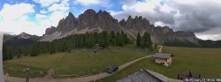 Archived image Webcam Mountain Hut Geisleralm - View to Geislerspitzen 17:00