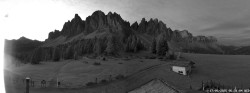 Archived image Webcam Mountain Hut Geisleralm - View to Geislerspitzen 05:00