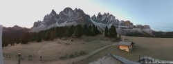 Archived image Webcam Mountain Hut Geisleralm - View to Geislerspitzen 05:00