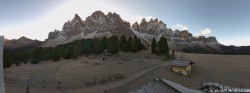 Archived image Webcam Mountain Hut Geisleralm - View to Geislerspitzen 07:00
