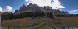 Archived image Webcam Mountain Hut Geisleralm - View to Geislerspitzen 09:00