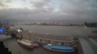 Archiv Foto Webcam Hamburg: Landungsbrücken 05:00