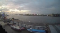 Archiv Foto Webcam Hamburg: Landungsbrücken 06:00