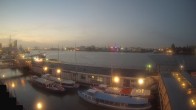 Archiv Foto Webcam Hamburg: Landungsbrücken 06:00