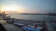 Archiv Foto Webcam Hamburg: Landungsbrücken 06:00