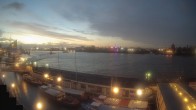 Archiv Foto Webcam Hamburg: Landungsbrücken 05:00