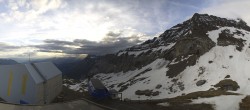 Archiv Foto Webcam Glacier 3000: Station Cabane 05:00