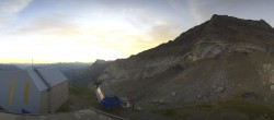 Archiv Foto Webcam Glacier 3000: Station Cabane 05:00