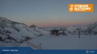 Archived image Webcam Stubai Glacier - View Top Station Murmele 00:00