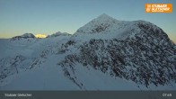 Archived image Webcam Stubai Glacier - View Fernau Station 01:00