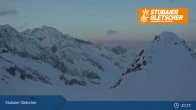 Archived image Webcam Stubai glacier: Daunjoch chair lift 04:00