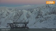 Archived image Webcam Stubai glacier: Daunjoch chair lift 00:00