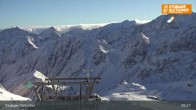 Archived image Webcam Stubai glacier: Daunjoch chair lift 08:00