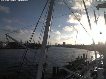 Hamburg: Museumsschiff Cap San Diego und Landungsbrücken